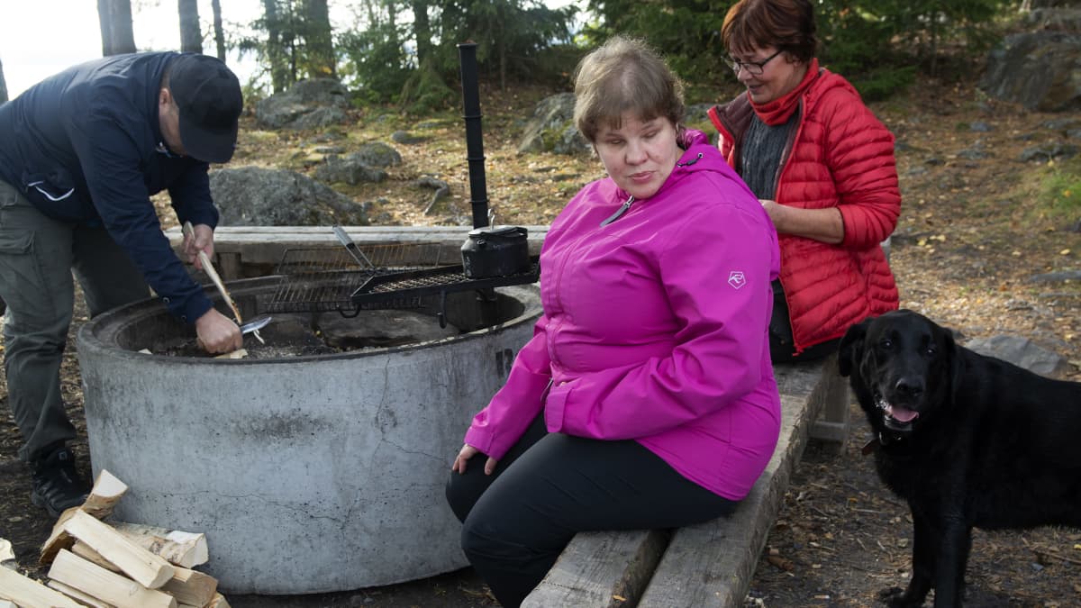 Heidi Koivunen, miehensä Rauno ja opas retkellä
