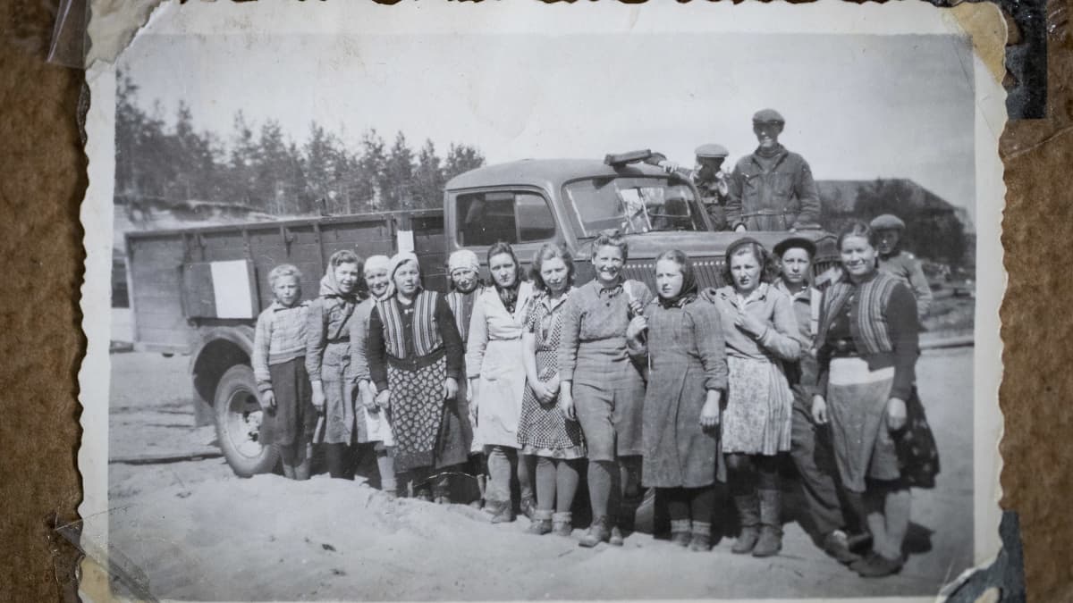 Saksan armeijan perunavaraston työntekijöitä Härmässä jatkosodassa 1942.