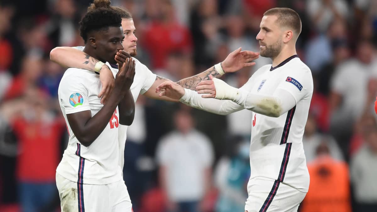 Kalvin Phillps ja Luke Shaw lohduttivat Bukayo Sakaa EM-finaalin jälkeen 2021.