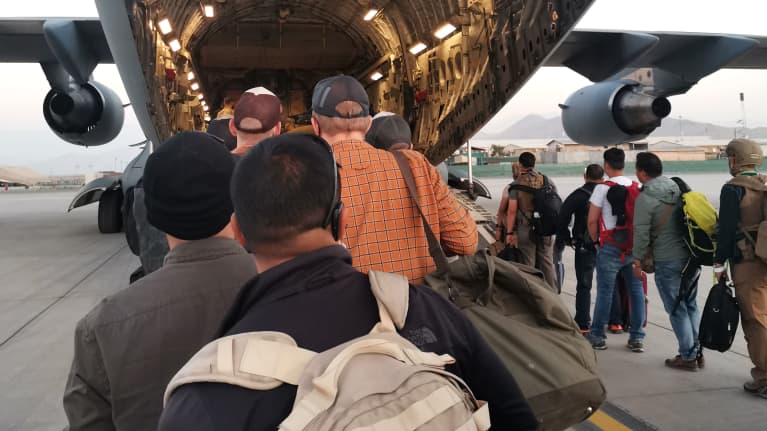 Kabulin lentokentällä evukuoidaan ihmisiä.