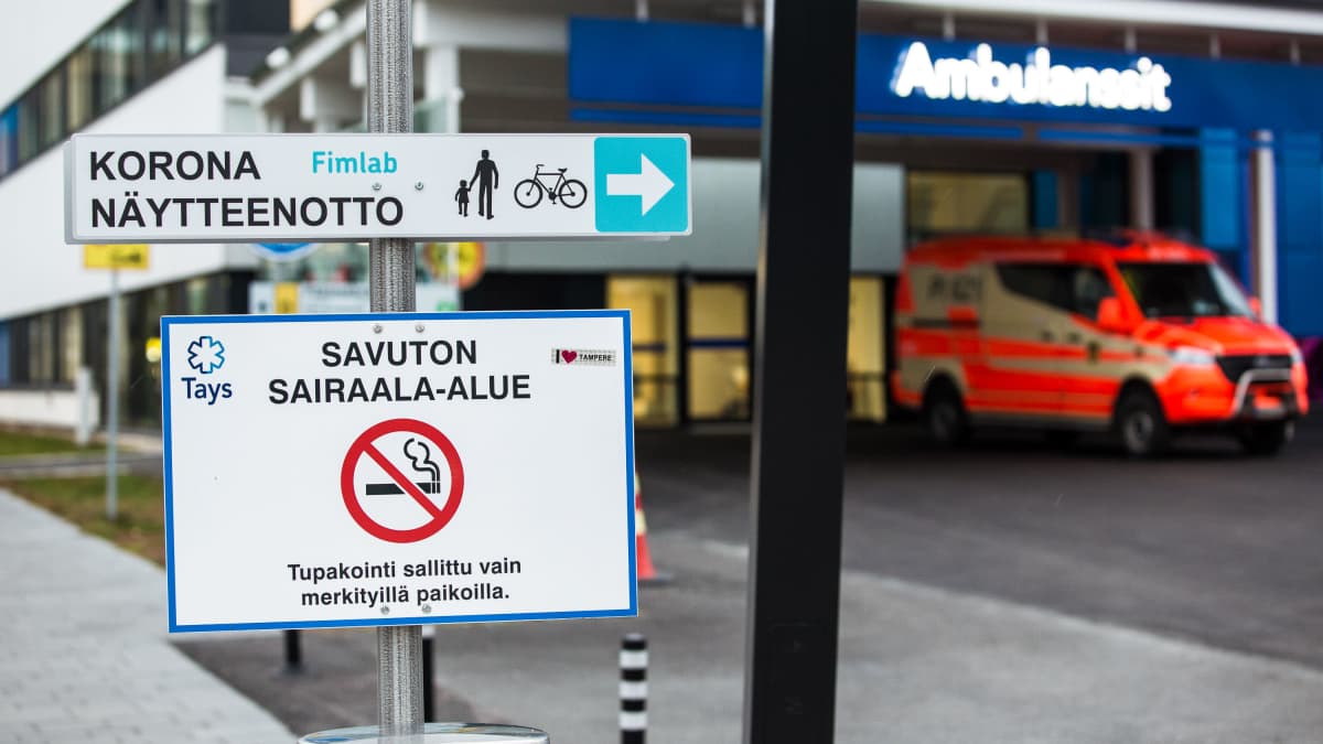 Koronavirustesti-opaste Tampereella joulukuussa 2020.
