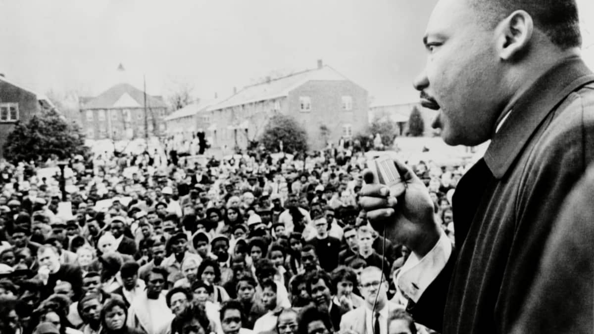 Mustavalkokuvassa oikealla oleva Martin Luther KIng puhuu mielenosoittajille. 