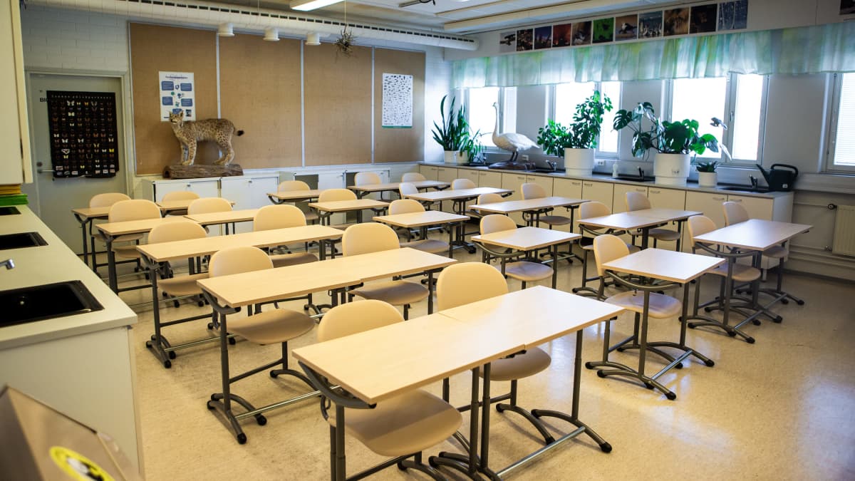 Tyhjä luokkahuone Vesilahden yhtenäiskoulussa.