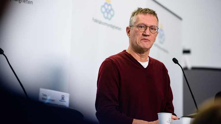 Anders Tegnell vid podiet på presskonferens.