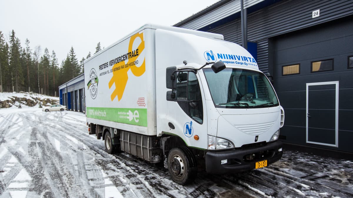 TAMKin eTruck-hankkeen pohjalta Niinivirta Oy:ltä hankittu sähkökuorma-auto, joka on Iso-Britanniassa.