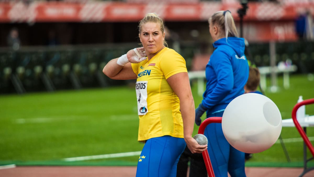 Kuulantyöntäjä Fanny Roos Ruotsi-ottelussa Tampereella.