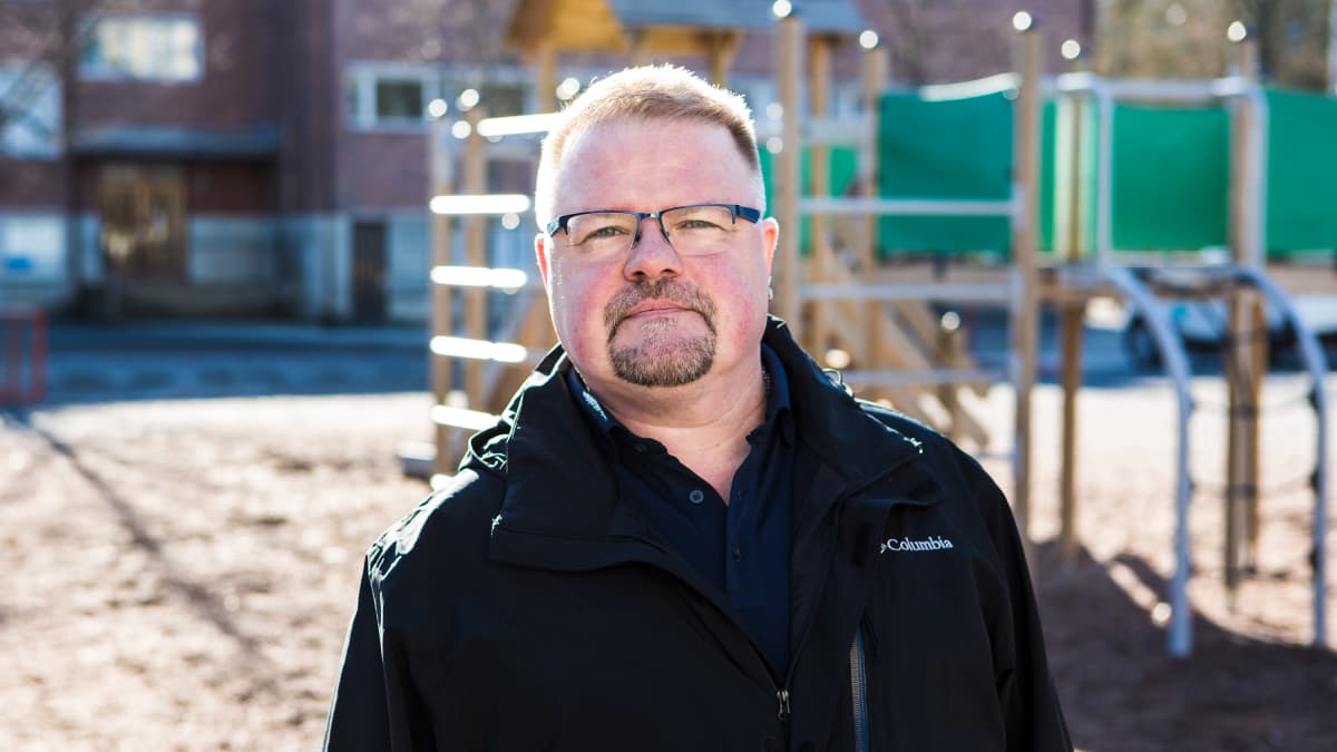 Tammelan koulun vanhempainyhdistys ry:n puheenjohtaja Antti Astrén Tammelan koulun pihalla.