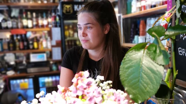 Julia Karhiniemi baaritiskin takana