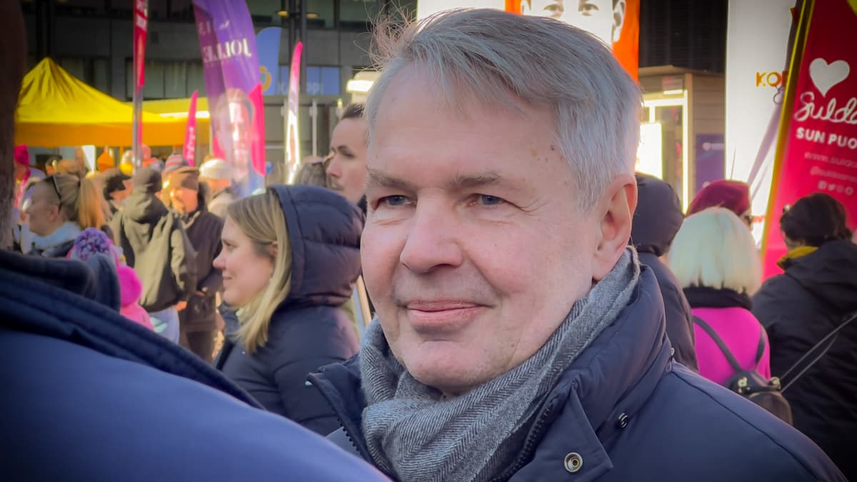 Pekka Haavisto tekee vaalikampanjointia Narinkkatorilla.