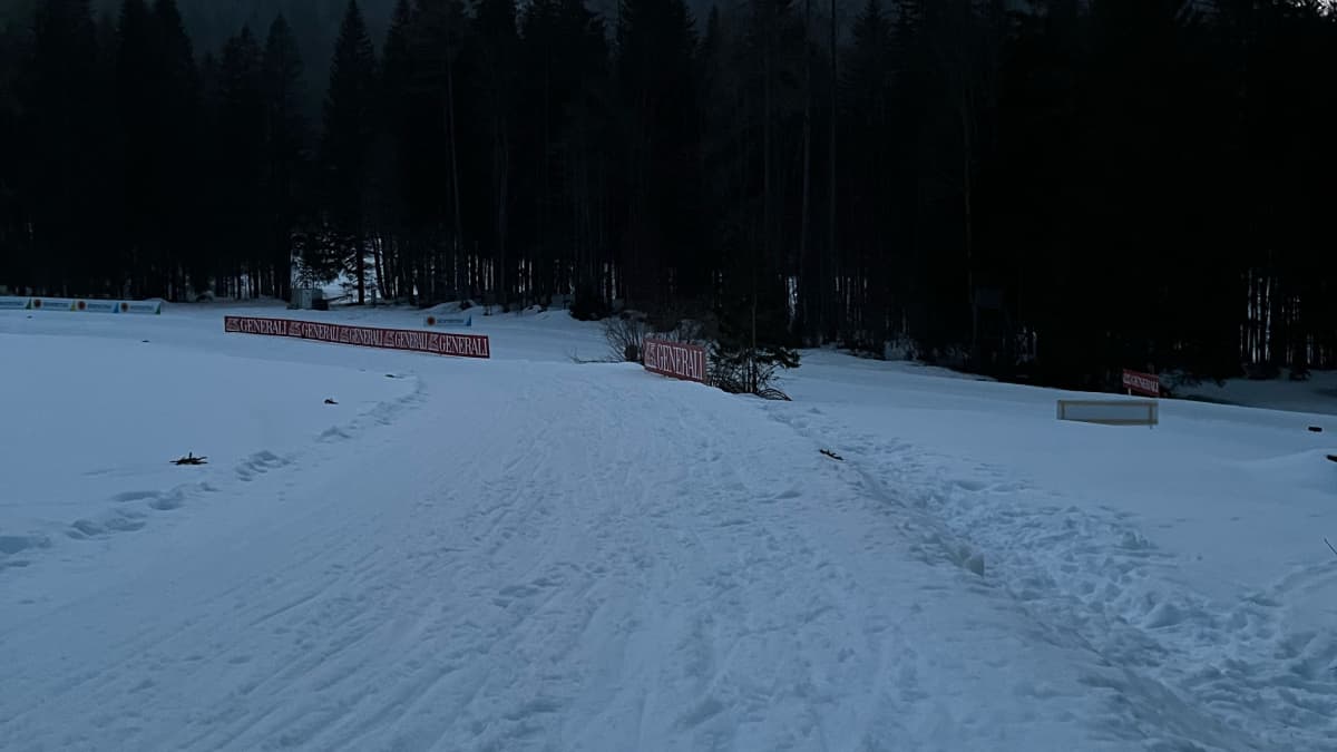 Kuva Planican hiihtoladusta ja mainosaidoista.