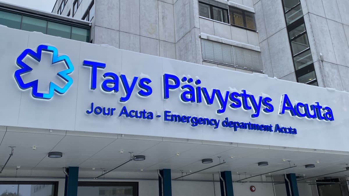 Harmaan rakennuksen seinässä lukee Tays päivystys Acuta.
