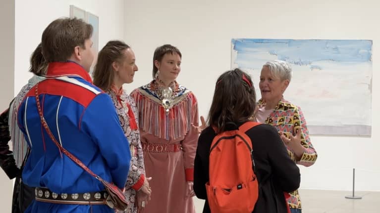 Tate-gallerioiden johtaja Marie Balshaw keskustelee Outi Pieskin ja saamelaisten kanssa.