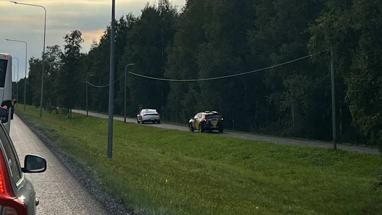 Takseja Oulussa kevyen liikenteen väylällä lentokentätiellä. 