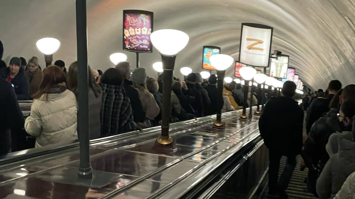 Venäjän hyökkäyssodan tunnusmerkki Z näkyy metrossa Pietarissa.