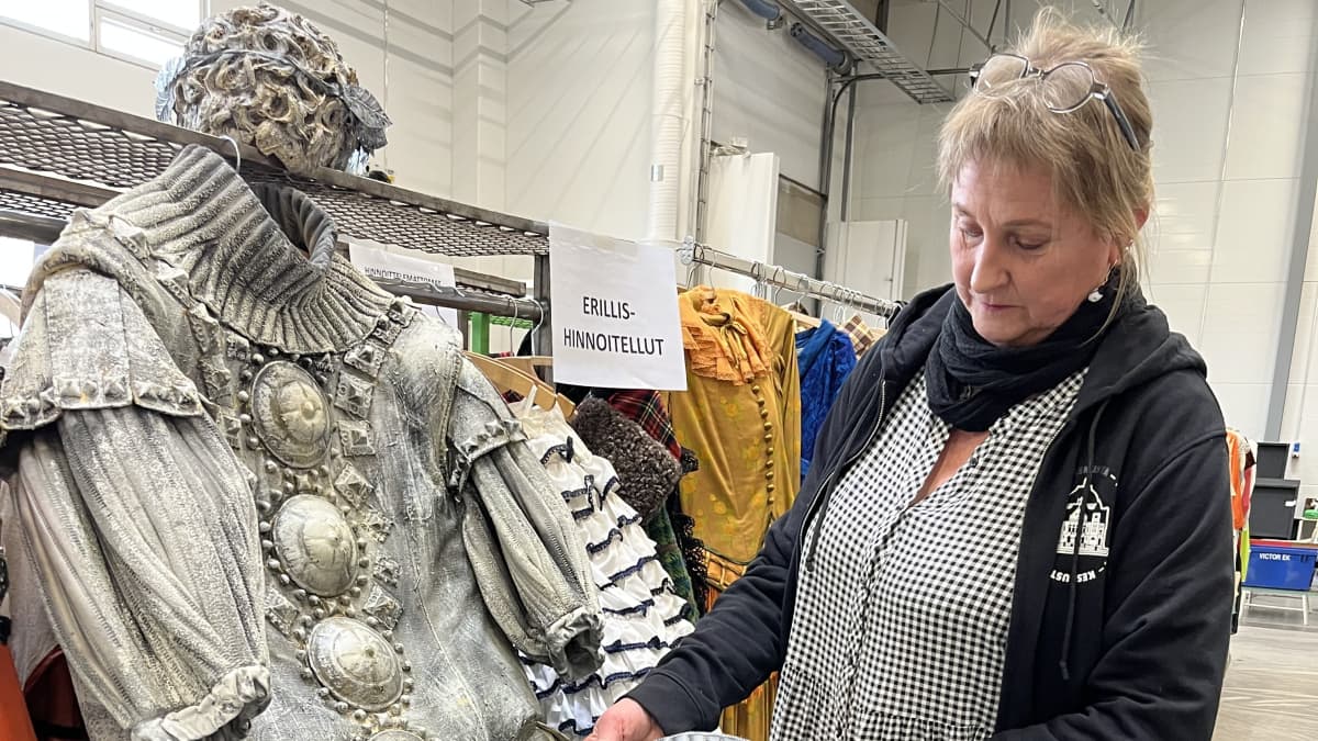 Pukua esittelee pukuvarastonhoitaja ja värjäri Ipsa Syrjänen Malmin Tattariharjussa.