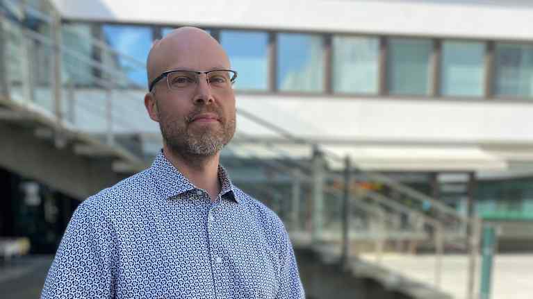 David Pettersson i blå skjorta utomhus på en innergård i Vasa.