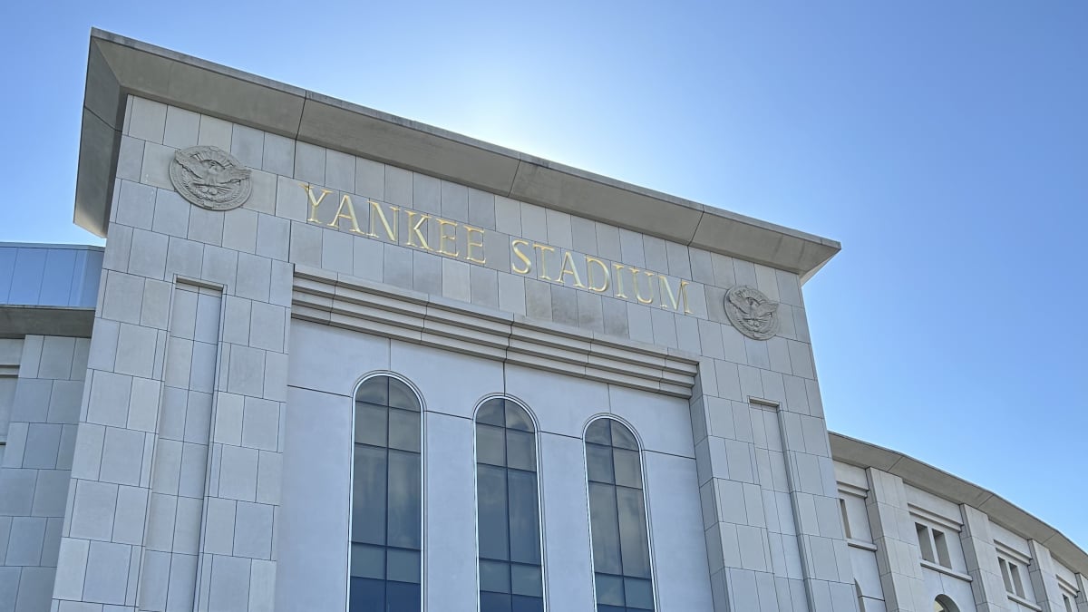 NYU:sta valmistuneita oppilaita Yankee Stadiumin edessä.