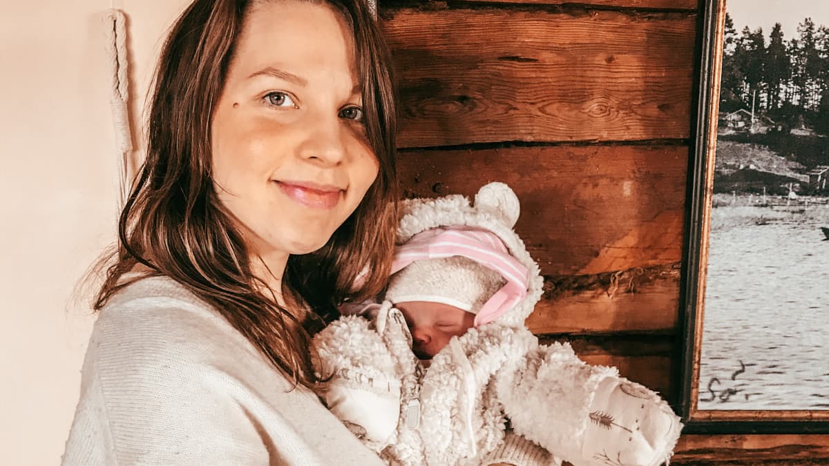 Peppiina Korhonen vastasyntyneen vauvansa kanssa.