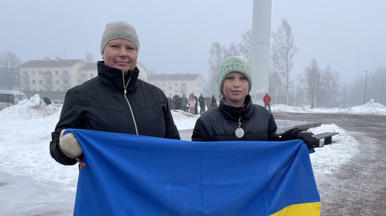 Haminalaiset Johanna Kolmela ja Helli Kolmela Ukrainan lipun kanssa. 