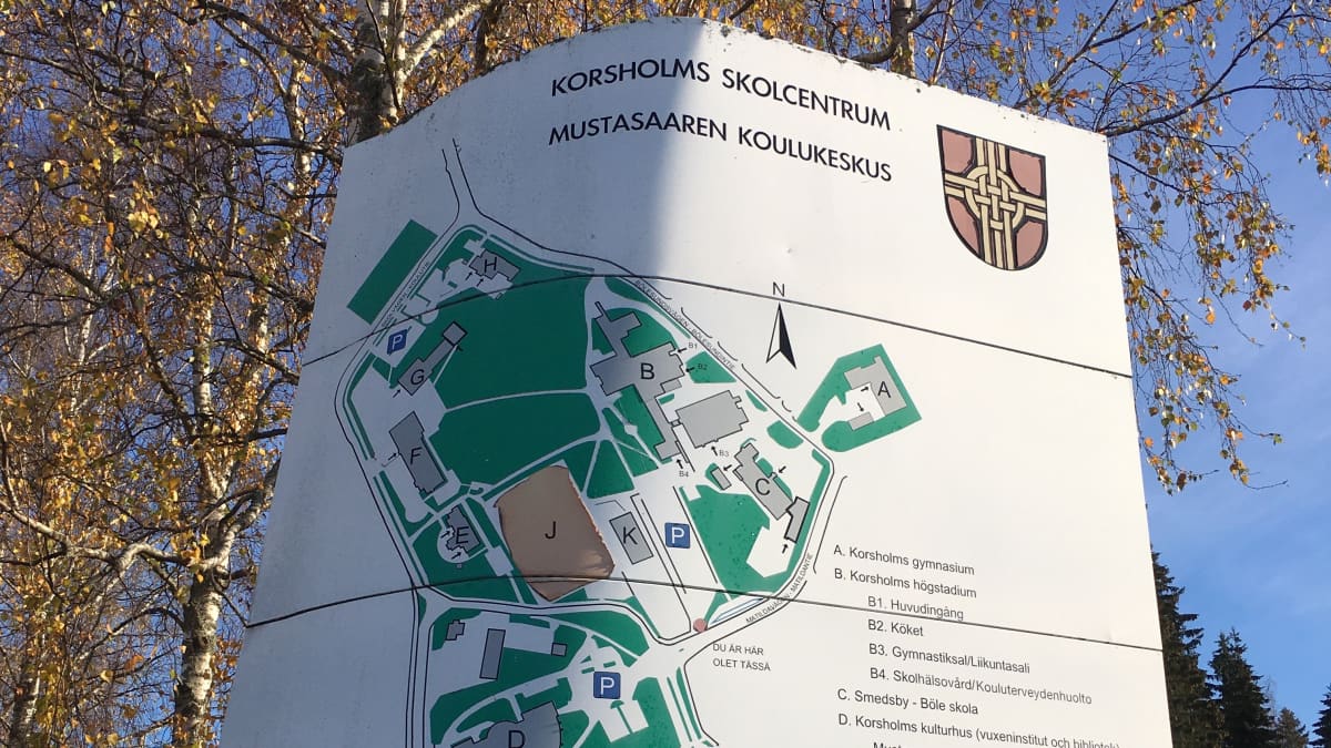 Mustasaaren yläkoulun pihassa vääntynyt infokyltti