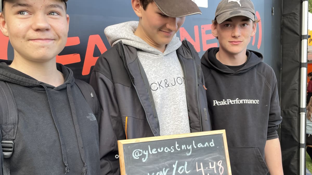 Tre killar på höstmarknad