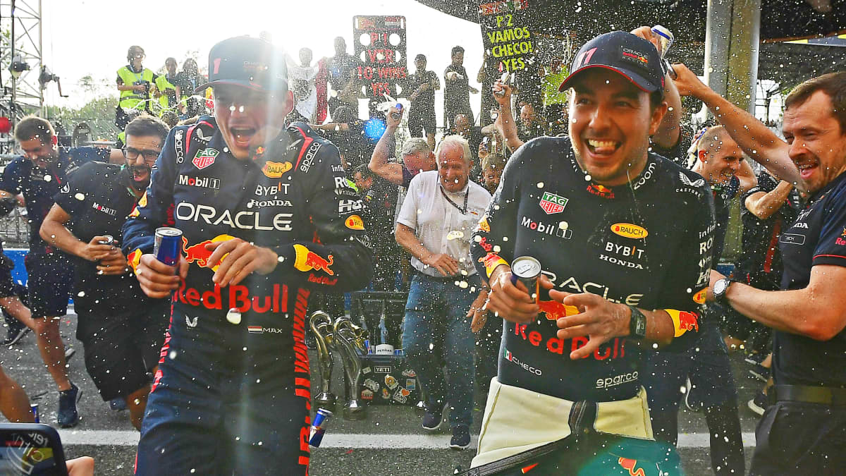 Max Verstappen ja Sergio Perez juhlivat Monzan kaksoisvoittoa.
