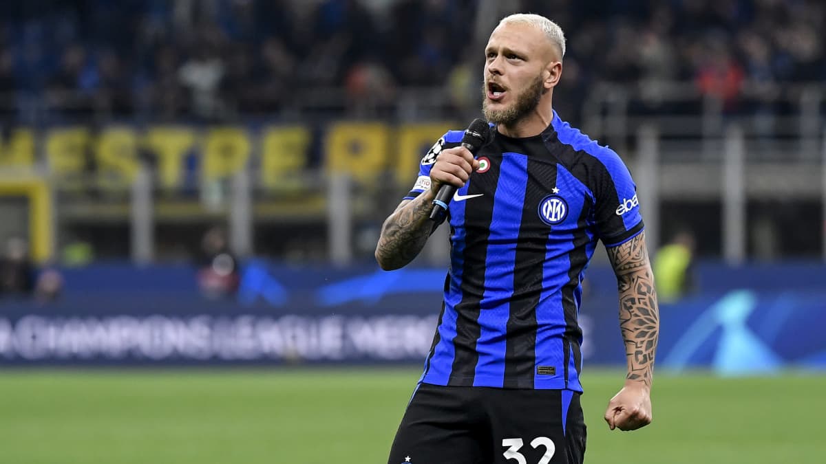 Federico Dimarco huudattaa Interin faneja Mestarien liigan välierävoiton jälkeen.