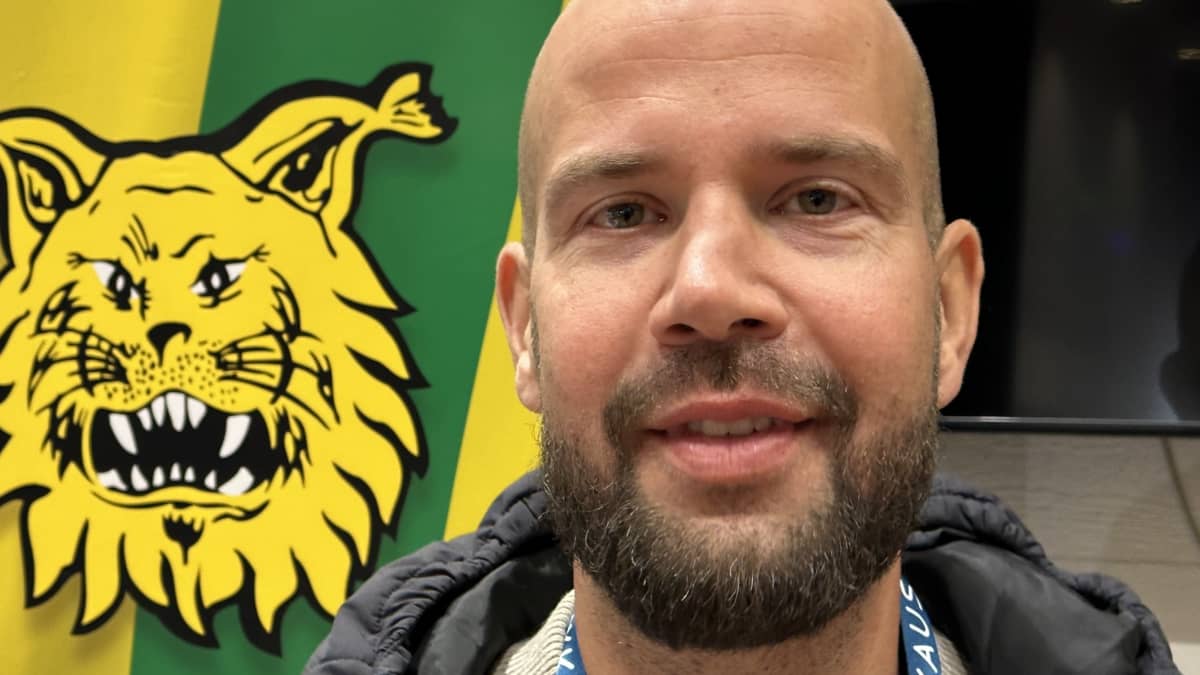 Ilves Edustus urheilutoimenjohtaja Miika Takkula. Kaljun miehen taustalla Ilveksen logo. Kuvauspäivä 6.10.2023.