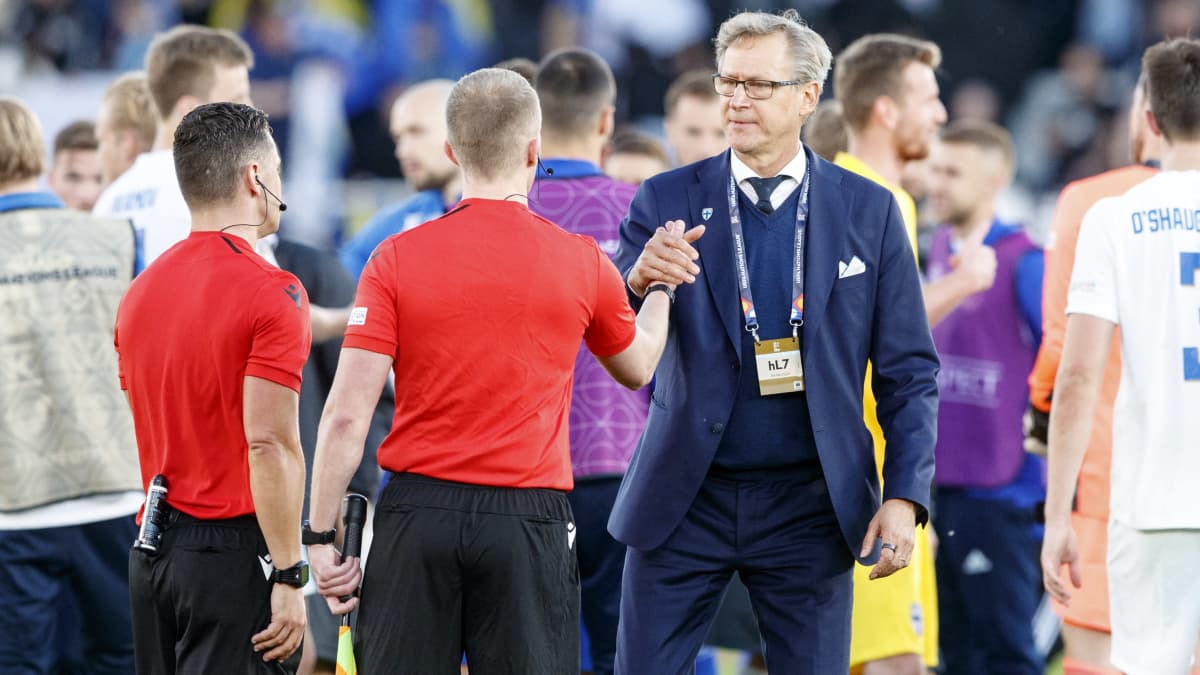 Markku Kanerva kättelemässä tuomareita Bosnia-Hertsegovina-ottelun jälkeen 4.6.2022.