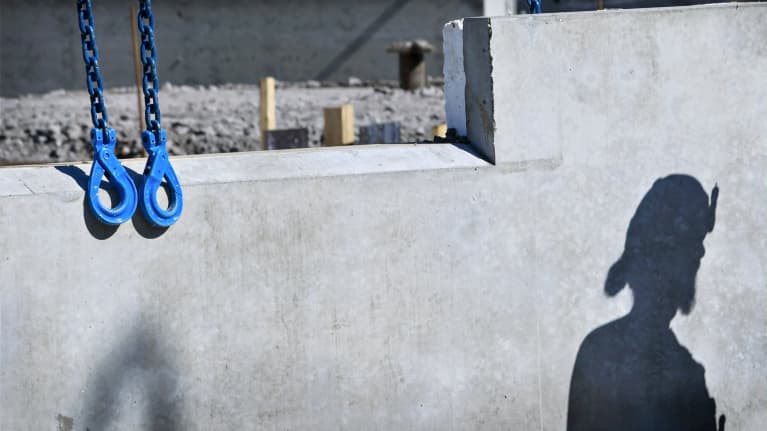 Työntekijän varjo rakennustyömaalla Helsingissä.