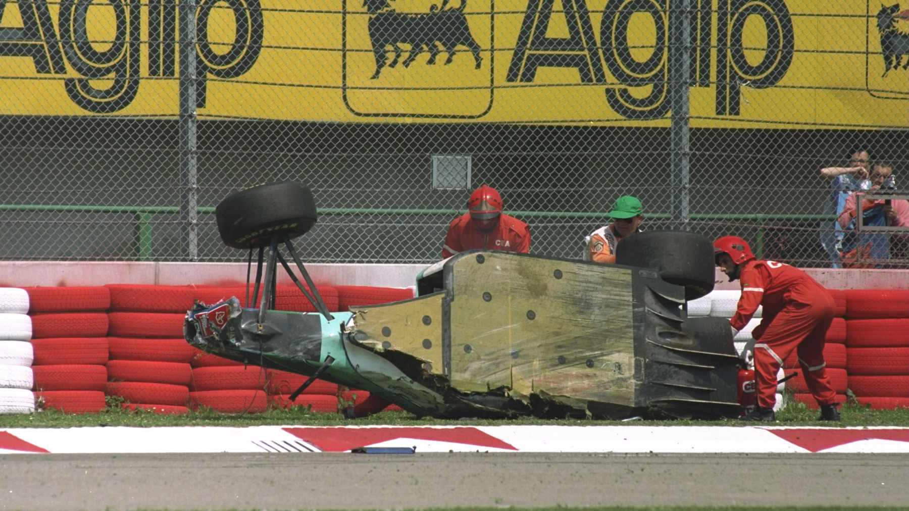 Rubens Barrichelon romuttunut auto kyljellään Imolan radan ratavallissa vuonna 1994.