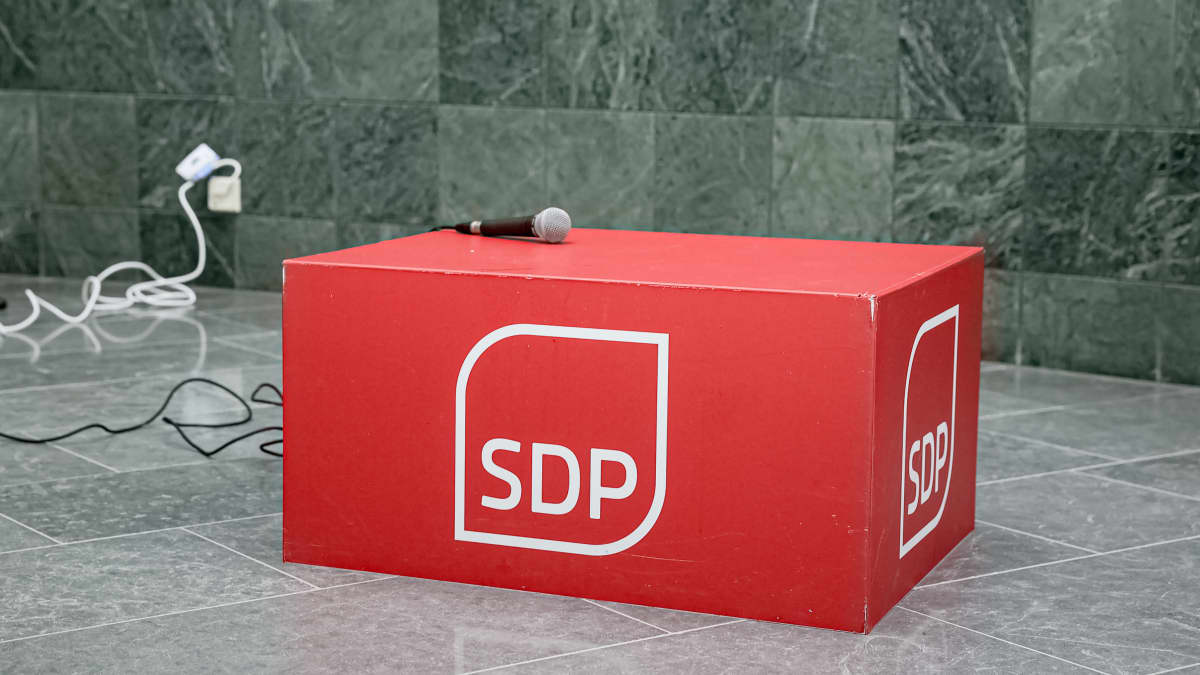 Photo shows a microphone on top of a SDP-branded box.