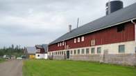 I förgrunden Västankvarn gård gamla ladugprd, i mitten den som byggdes 1997 och längst bort syns nybygget.
