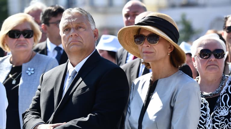 Unkarin pääministeri Viktor Orbán kuuntelee vaimonsa Anikó Lévain kanssa paavin puhetta Budapestissa.