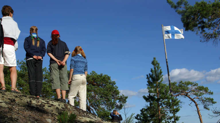 Almost all Finnish houses have a flagpole in the yard. It can also be found in many summer cottages. Photo: Yle/Mika Kanerva