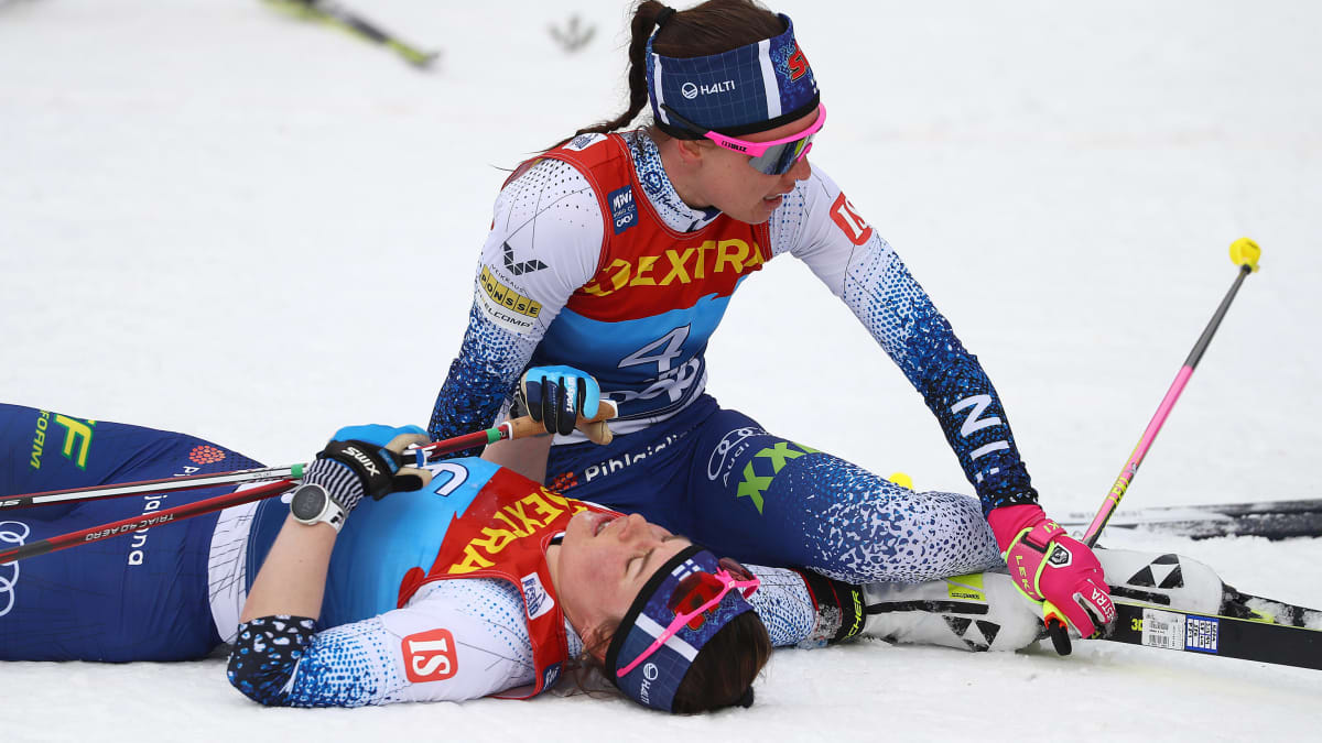 Krista Pärmäkoski ja Kerttu Niskanen uupuneina Tour de Skin viimeisen etapin maalissa.