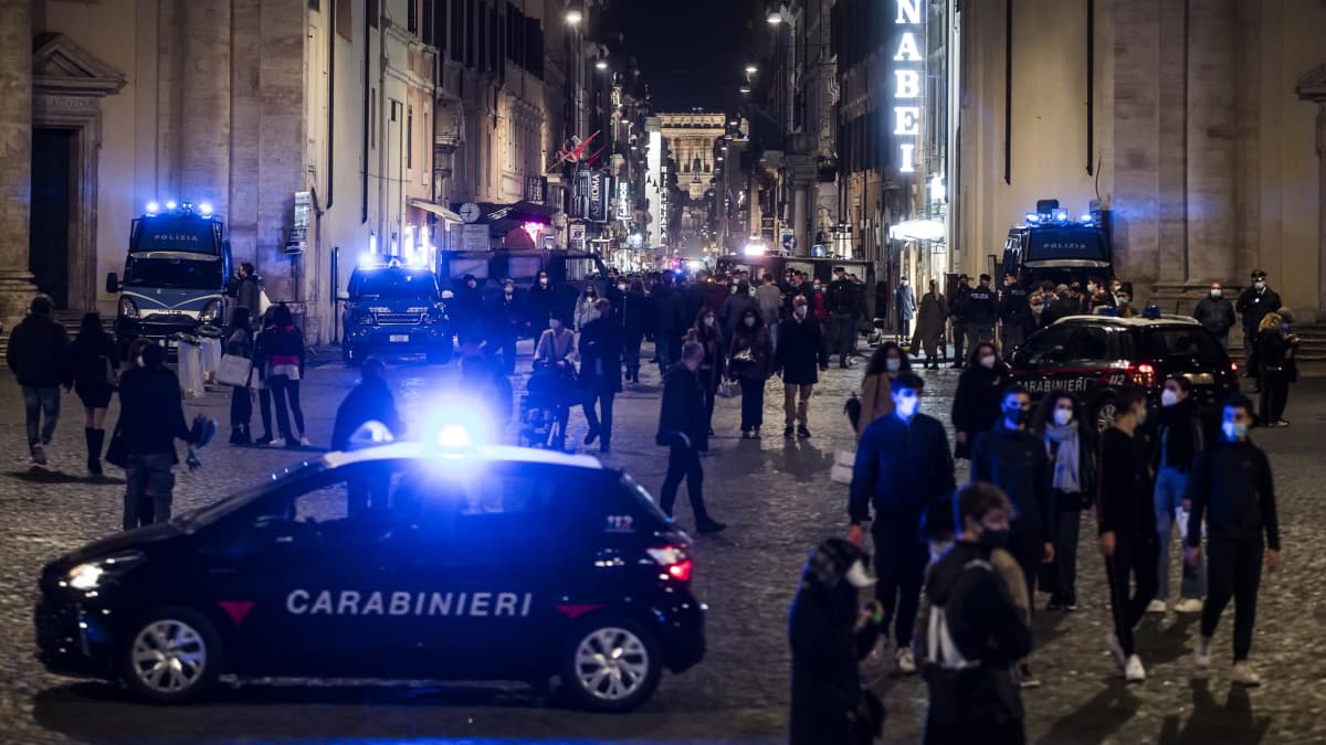 Poliisi sulki lauantaina Rooman keskustassa sijaitsevan Via del Corson, kun väki tungeksi liian lähellä toisiaan iltakävelyllä. 