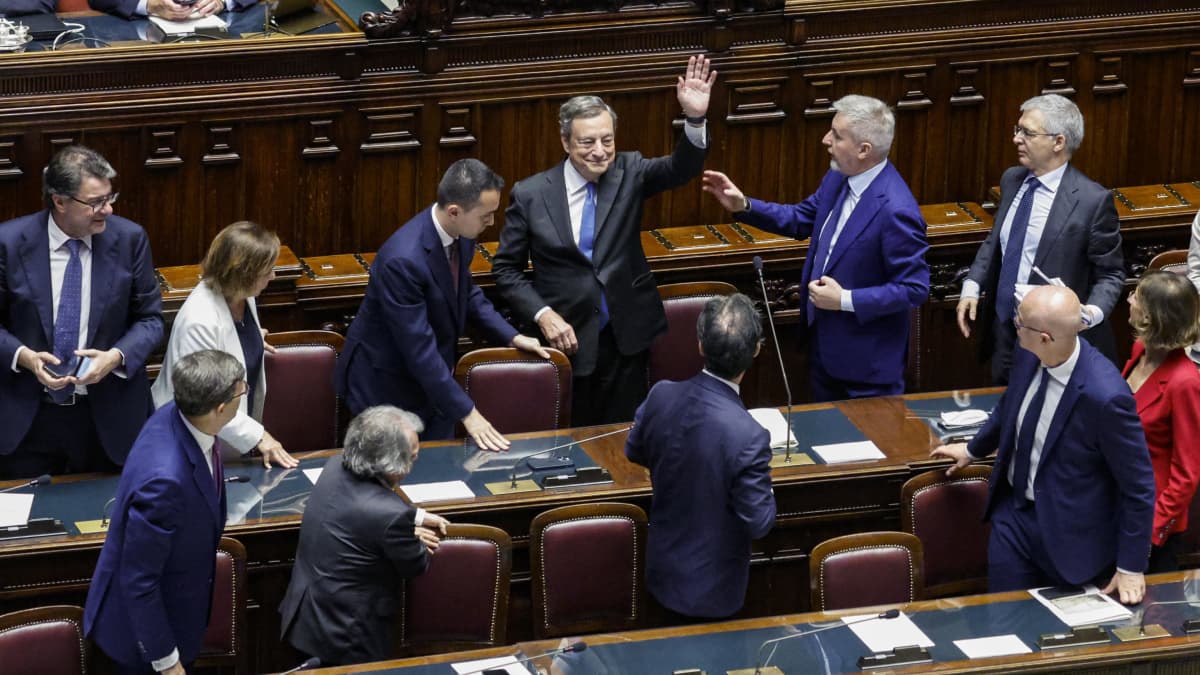 Mario Draghi omringad av andra politiker i Italiens parlament.