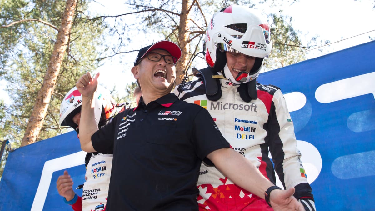 Toyotan pääjohtaja Akio Toyoda ja Ott Tänak juhlivat Jyväskylän MM-rallin voittoa 2018.