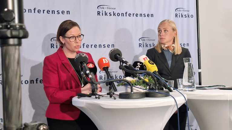 Maria Malmer Stenergard och Elina Valtonen håller presskonferens.