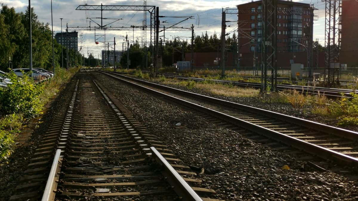 Raiteet Turun päärautatieasemalta sataman suuntaan, vasemmanpuoleiset raiteet on osittain poistettu ratapiha-alueen remontin takia.