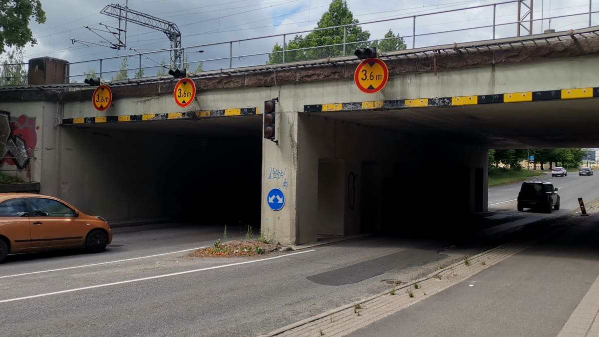 Rautatien alikulkusilta ja autoja Turun Koulukadulla.