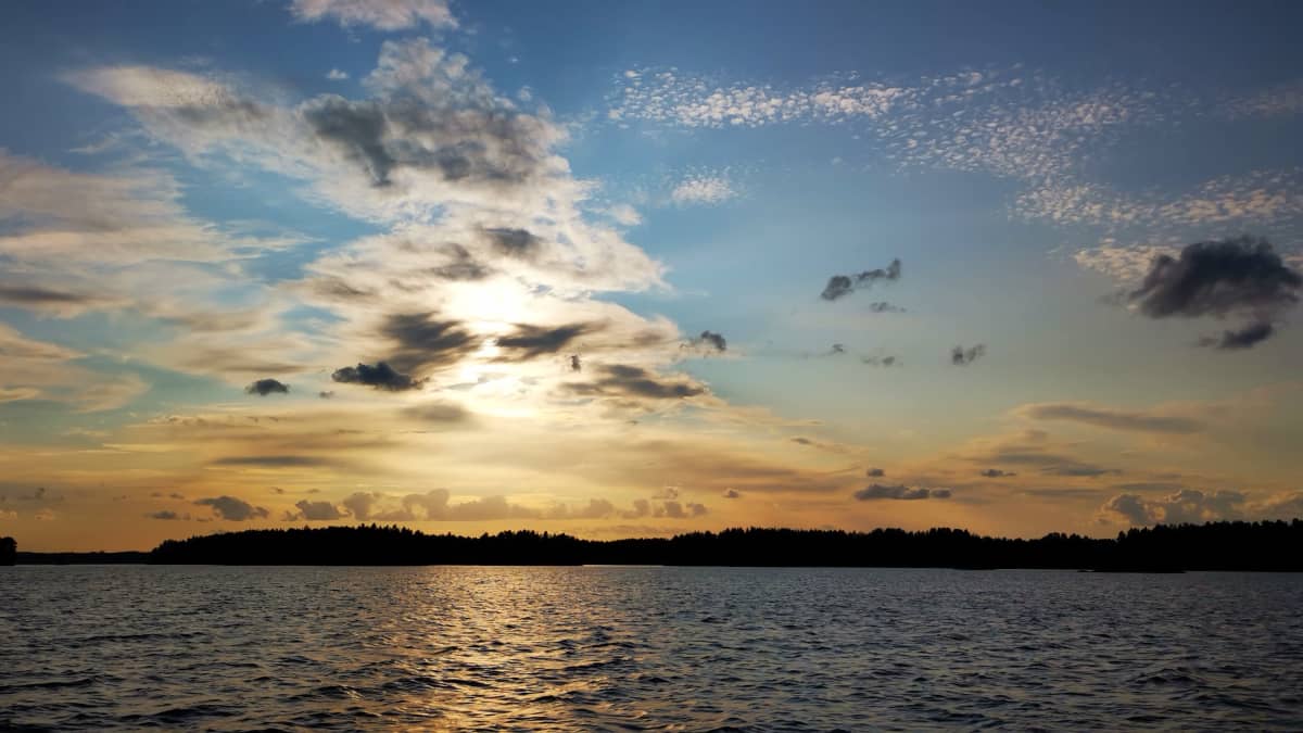 Kesäilta järven rannalla. 
