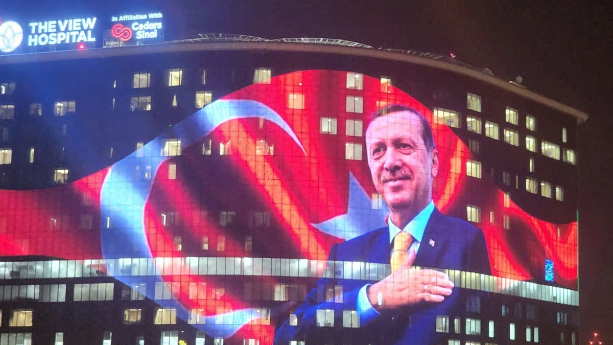 Presidentti Erdoganin kuva heijastettuna hotellin ulkoseinälle.