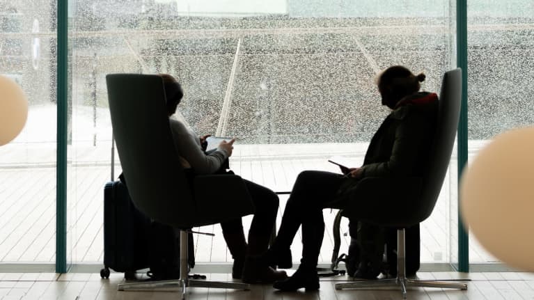 Kaksi henkilöä silhuettina ikkunaa vasten Oodissa.