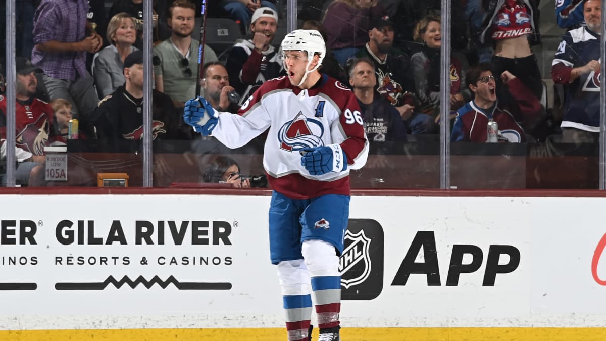 Coloradon Mikko Rantanen tuulettaa kauden 48. osumaansa NHL:ssä. 