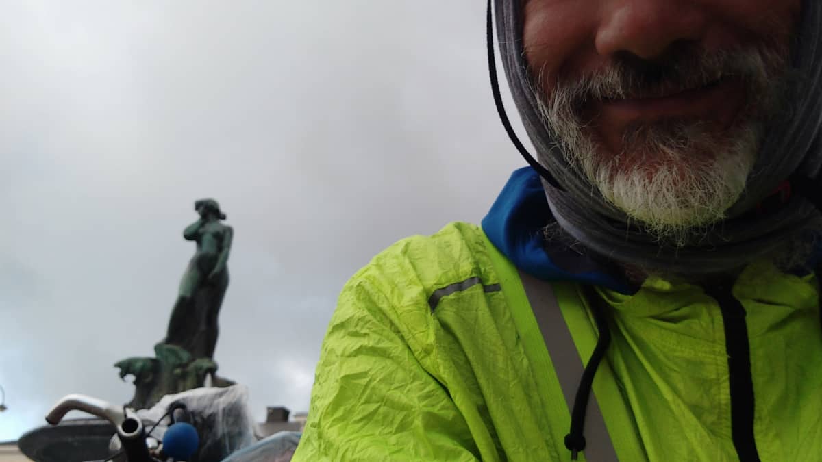 Cesare Fanelli pyörän kanssa Helsingissä