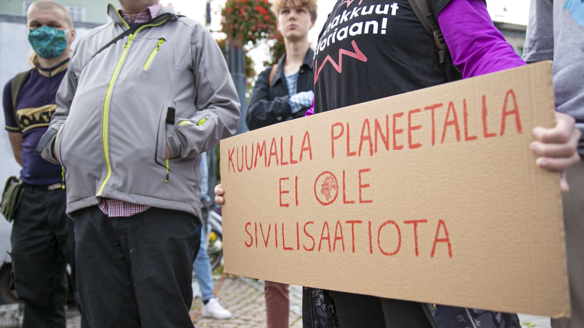 Nuoret osoittavat mieltä Suomen luonnon puolesta Lahden kauppatorilla. 
