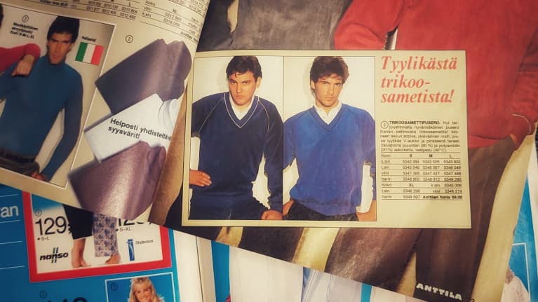 Anttilan vuoden 1981 kuvastosta otettu  kuva, jossa mainostetaan miesten tyylikkäitä, trikoosametista valmistettuja pitkähihaisia paitoja.