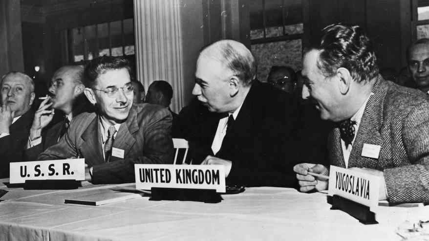 Neuvostoliiton, Ison-Britannian ja Jugoslavian neuvottelijat pöydän ääressä.
